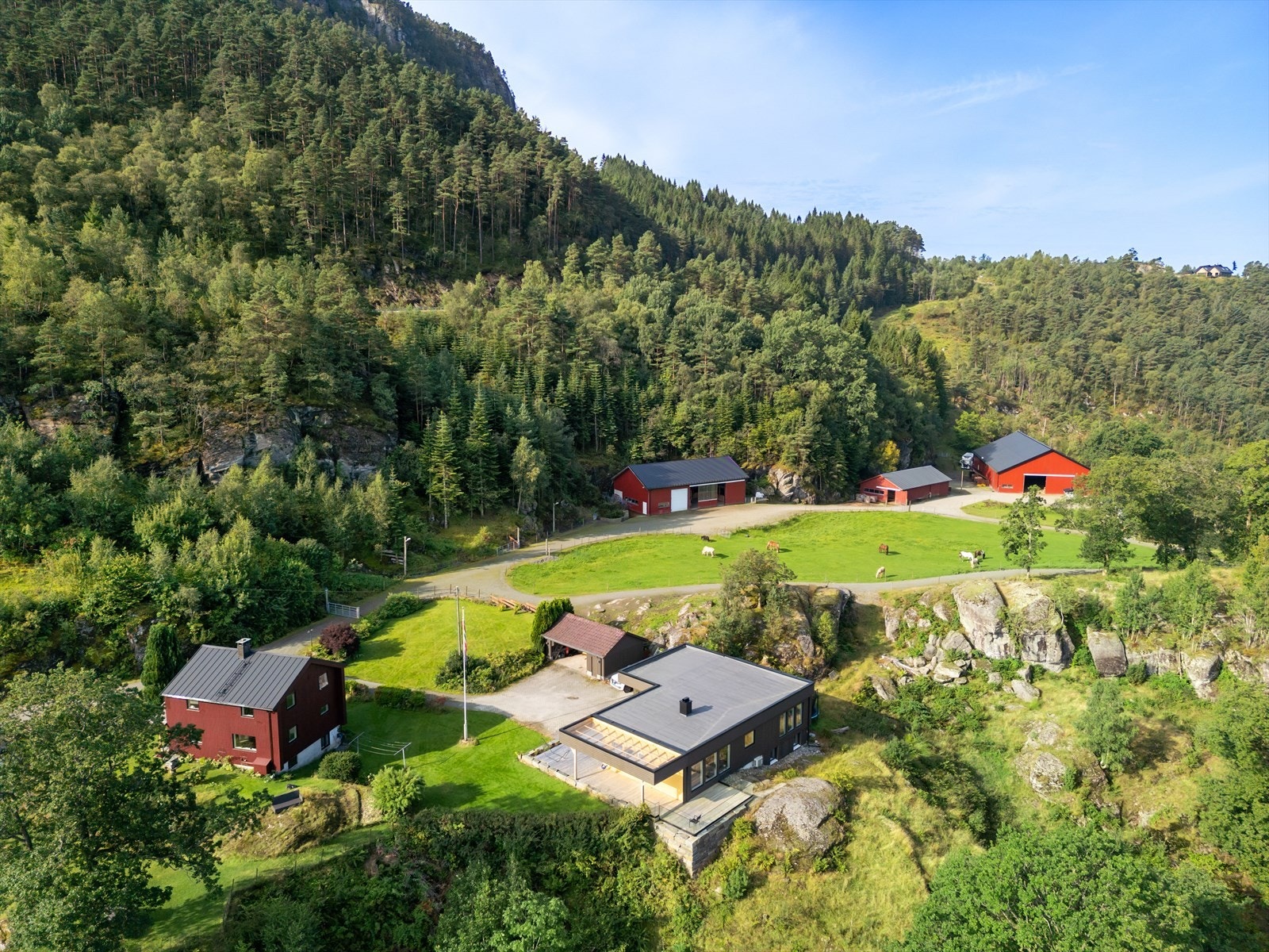 EiendomsMegler1 Jærmegleren ved Kristine Ree Espedal presenterer landbrukseiendom i Breivik, Randøy i Hjelmeland kommune. Fotograf: Eivind Dirdal Galleribilde