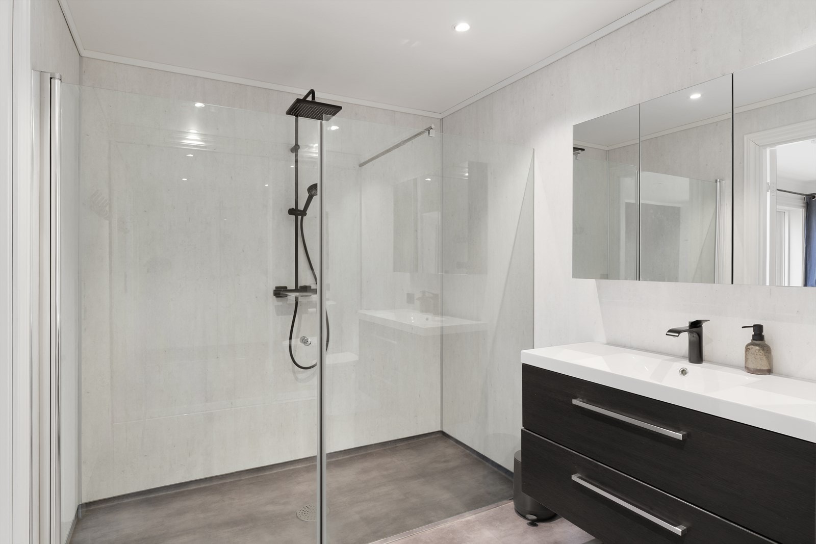 Bad i tilknytning til hovedsoverommet Galleribilde