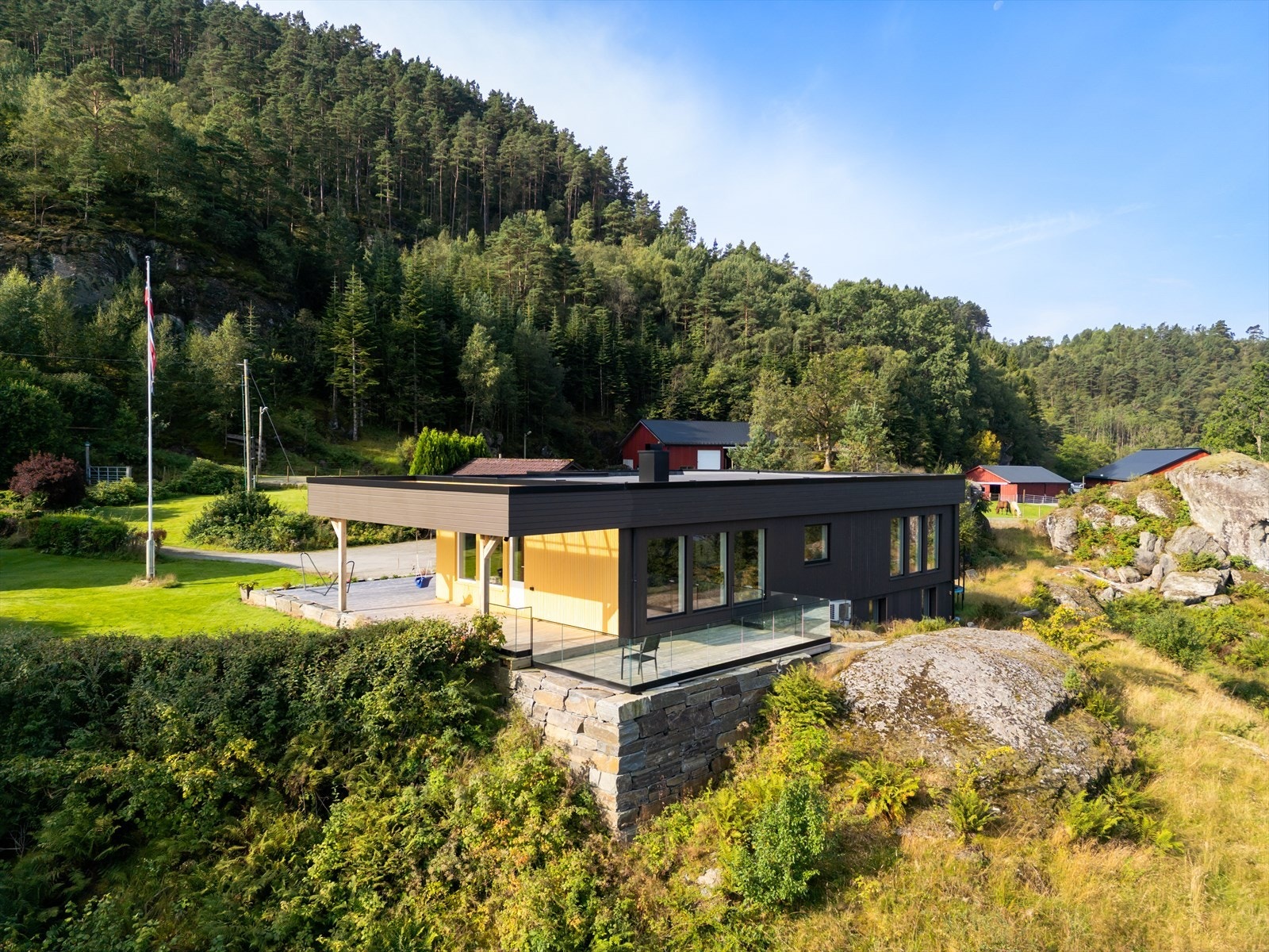 Våningshus:
Byggår: 1974. Ombygget og pusset opp i 2023/2024 Galleribilde