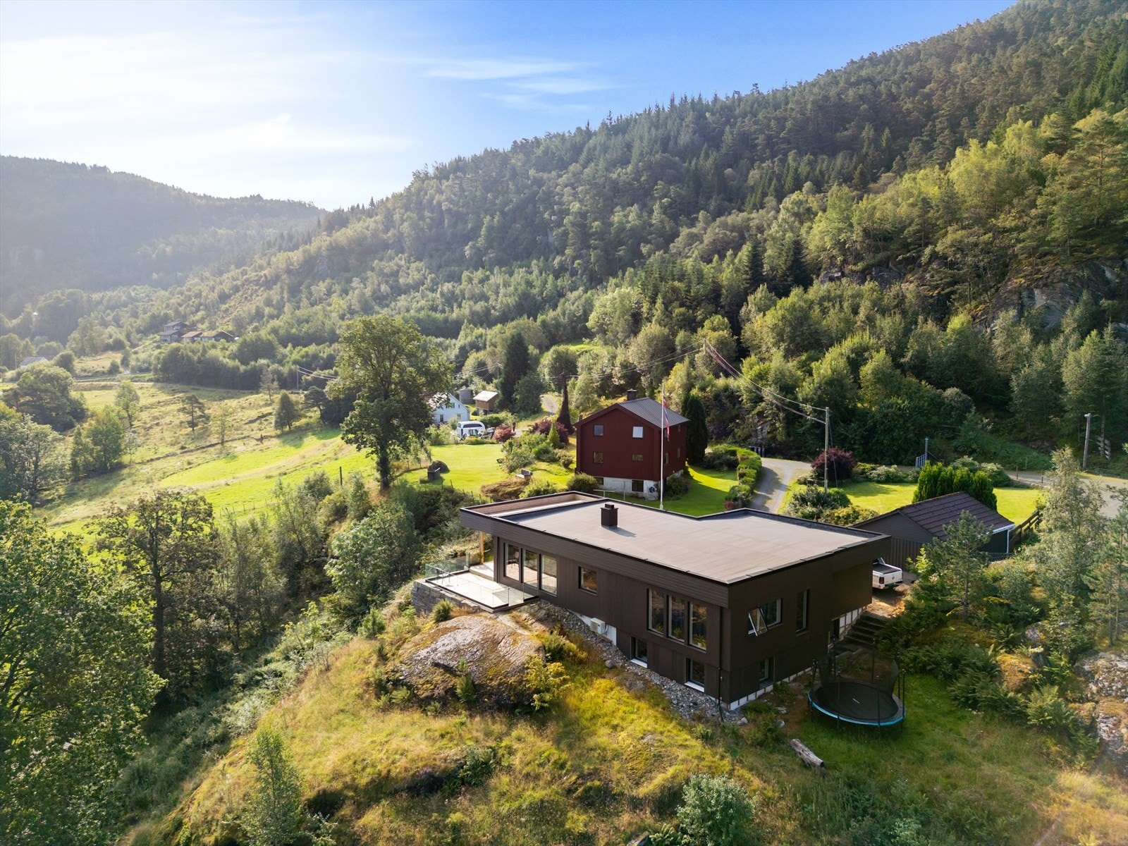 Våningshus:
Byggår: 1974. Ombygget og pusset opp i 2023/2024. Galleribilde