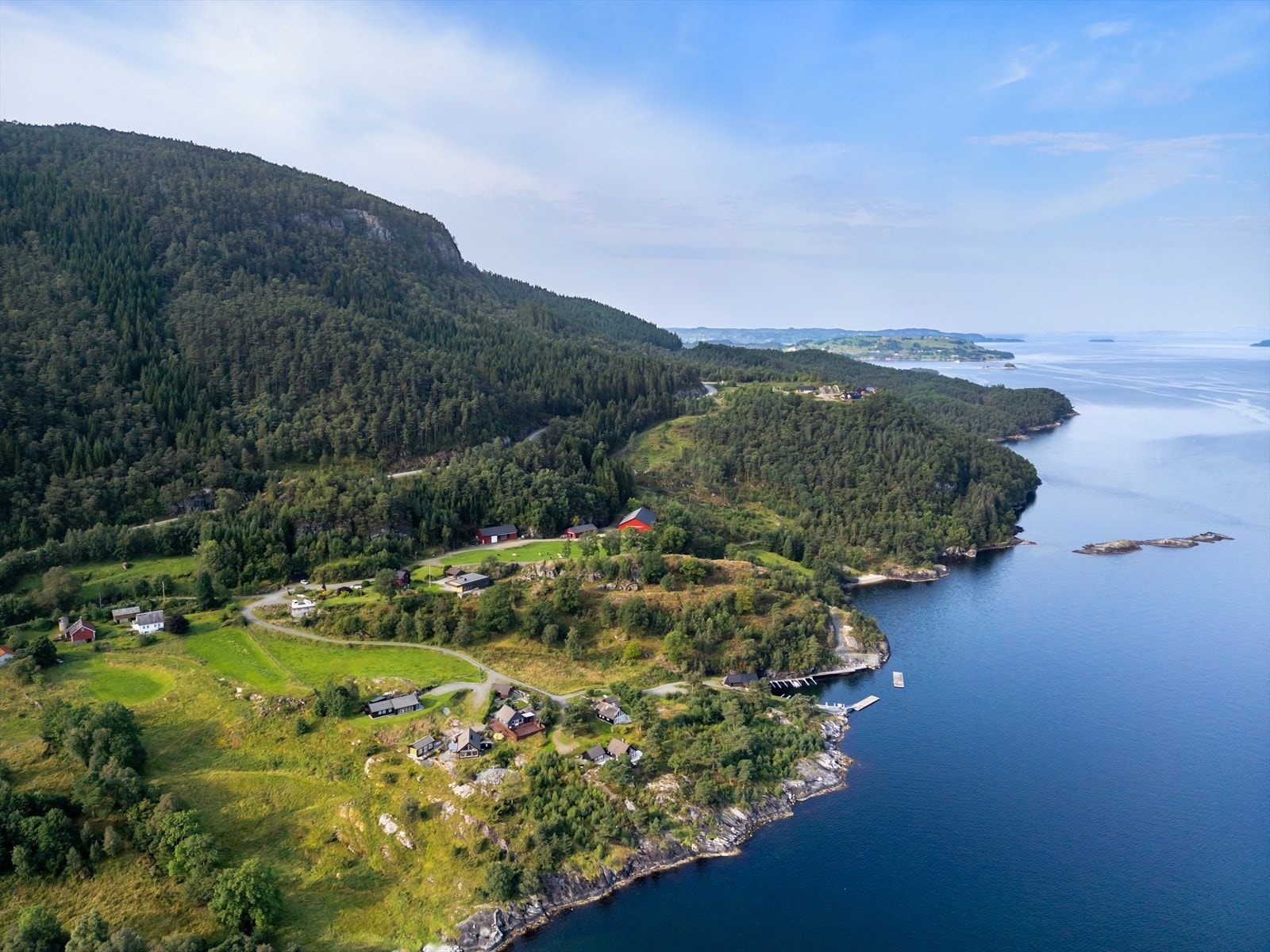 Gårdsbruk beliggende i LNFR område på Breivik, Randøy i Hjelmeland kommune. Beliggende ca. 12 km fra Hjelmeland sentrum.
Sjøvendt beliggenhet. Bru fra Randøy til fastlandet. Galleribilde