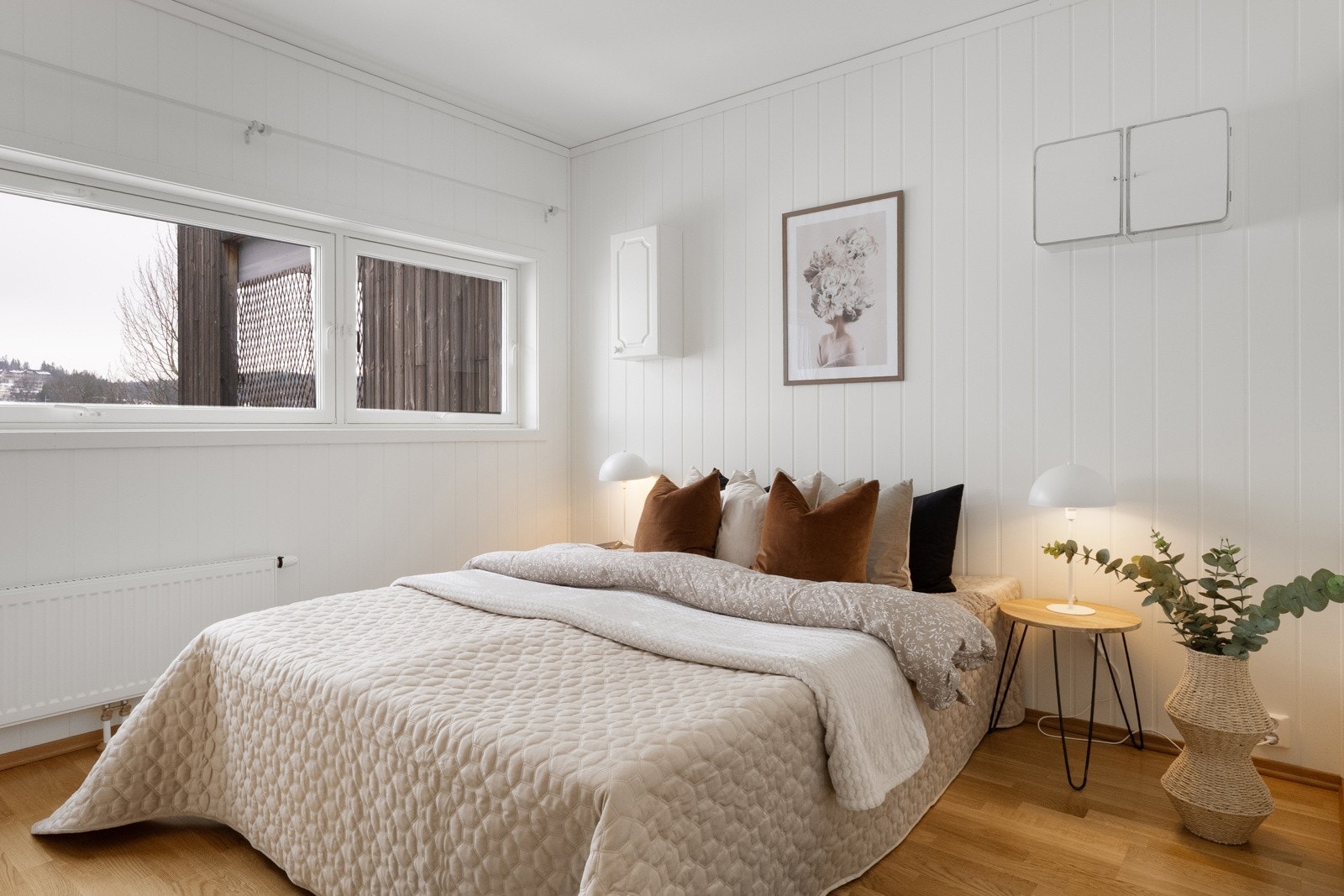 Soverom 2: Romslig soverom med plass til dobbeltseng Galleribilde