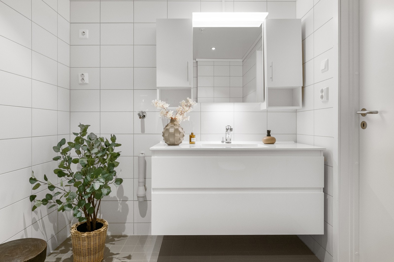 Badet har en stilren innredning med grepfrie skuffer og heldekkende servantplate. Galleribilde