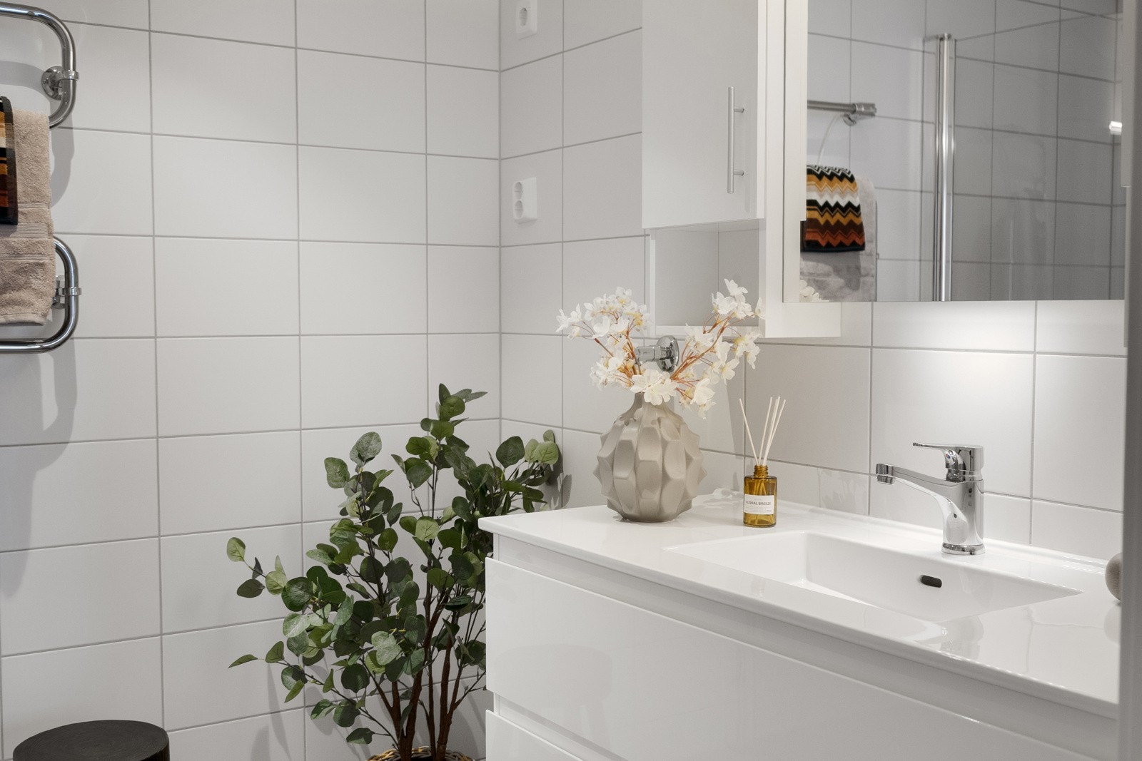 Badet har opplegg for vaskemaskin og har behagelig gulvvarme. Galleribilde
