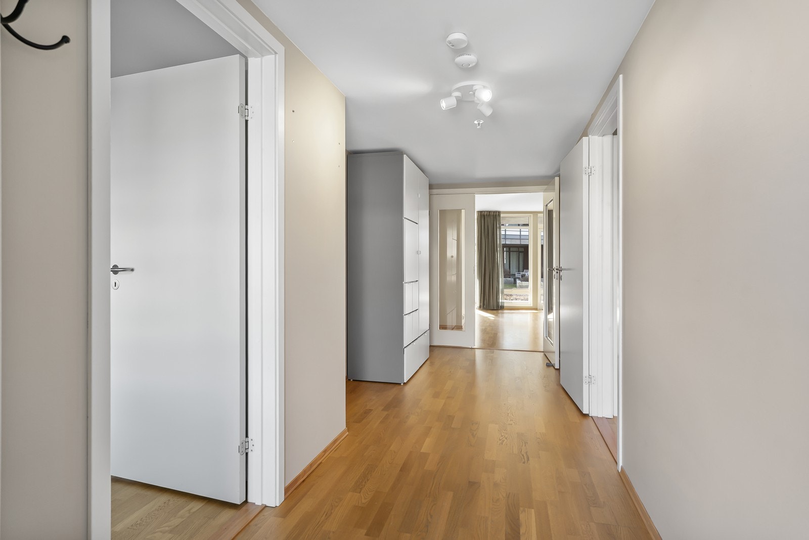 Romslig entré. Galleribilde