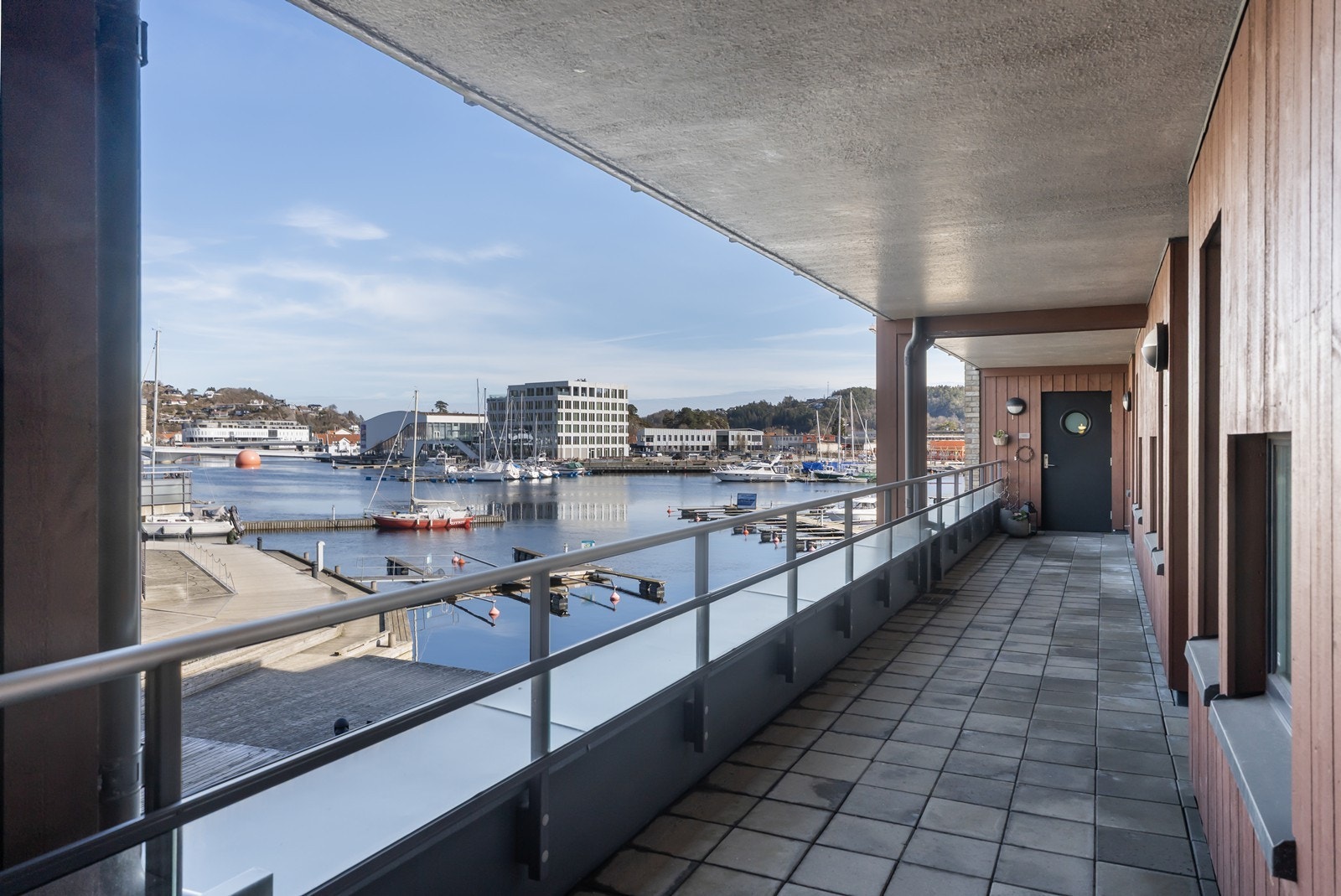 Flott beliggenhet med inngangsparti mot elva. Galleribilde