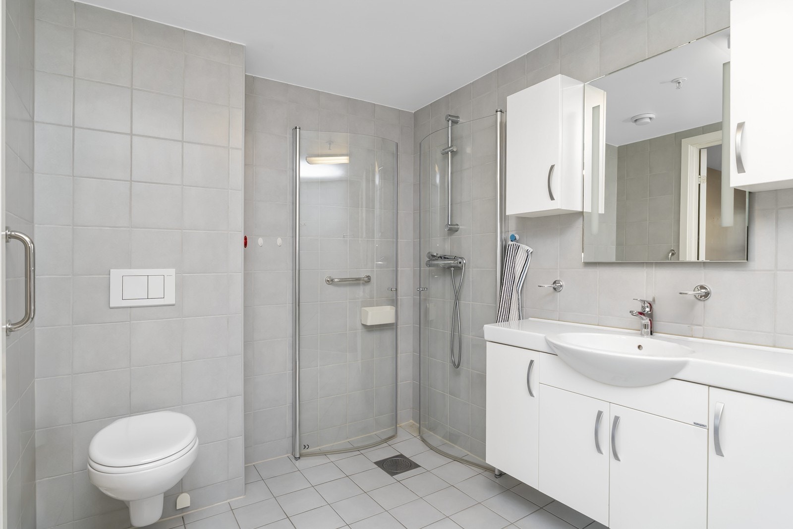 Leiligheten har to flotte bad. Begge flislagt og med dusj. Galleribilde