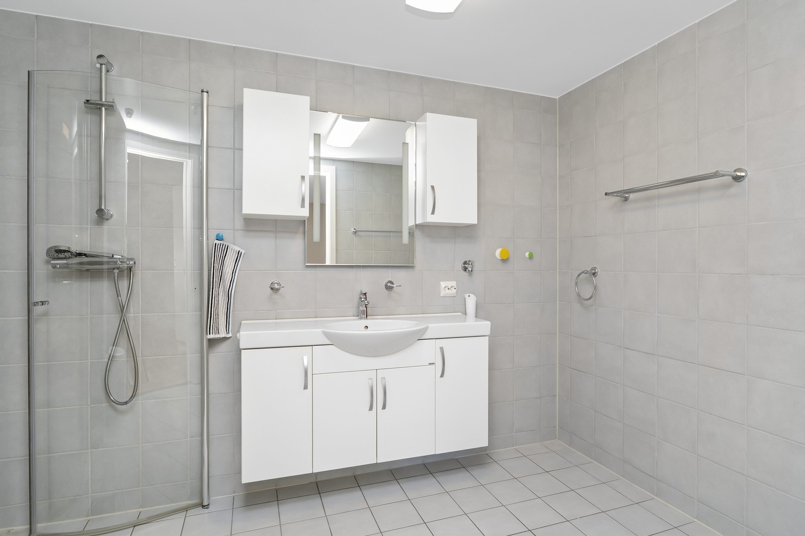 Bad i tilknytning til hovedsoverommet har en god størrelse. Galleribilde