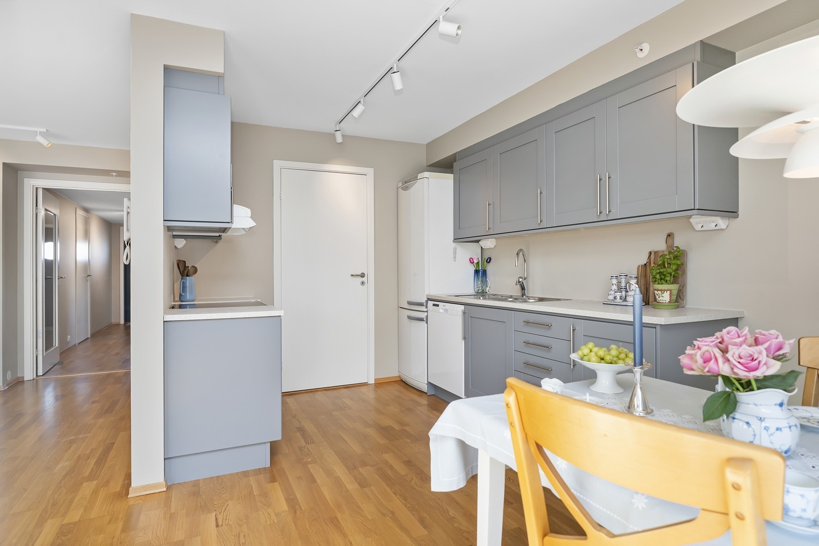 Flott kjøkken med takhøy innredning. Galleribilde