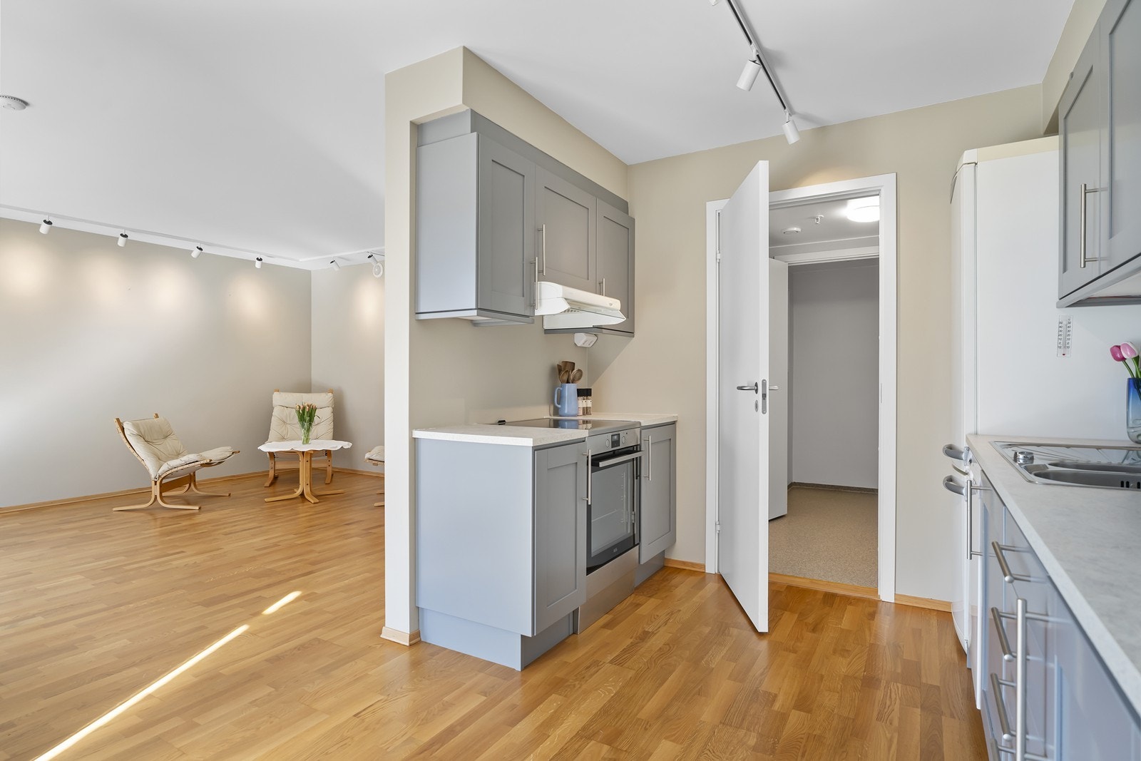 Inngang til praktisk vaskerom og bod. Galleribilde