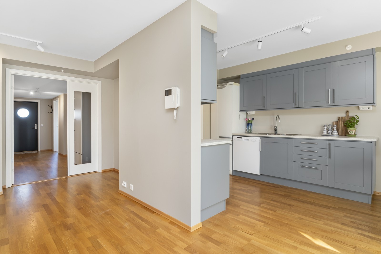 Delvis åpen løsning til kjøkkenet. Galleribilde