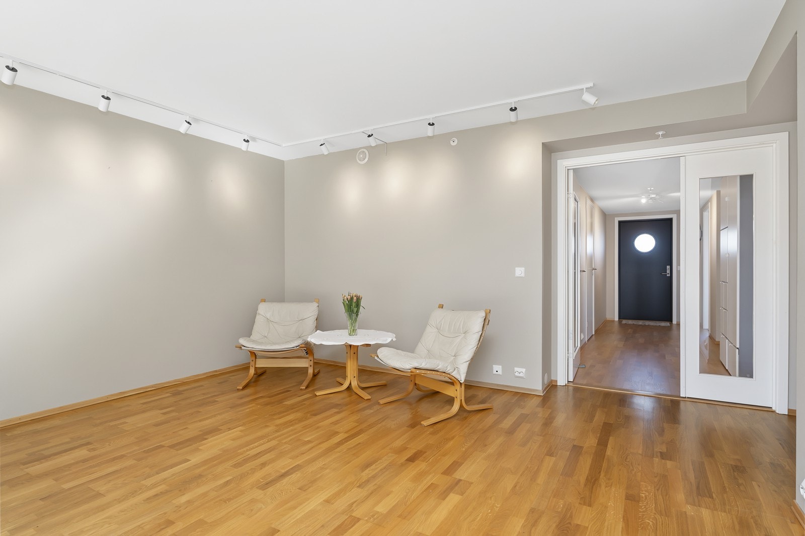 Parkett og malte flater. Alt i god stand uten særlig slitasje. Galleribilde