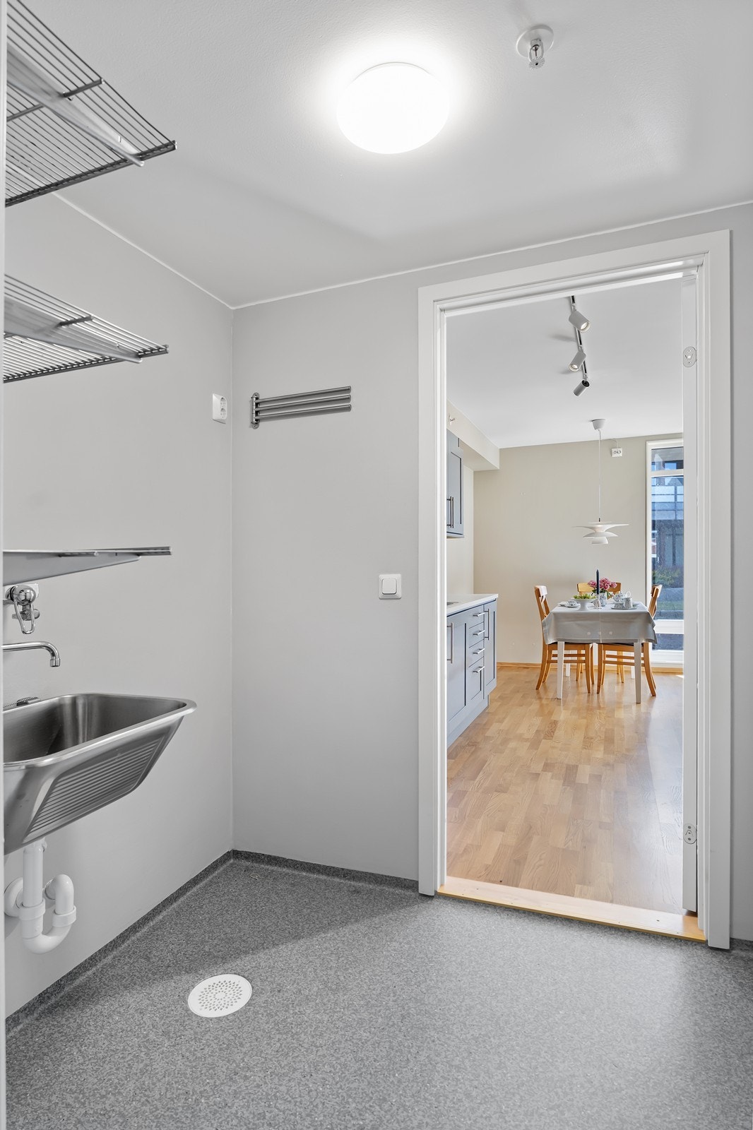 Her er opplegg for vaskemaskin, utslagsvask og godt med lagringsplass. Galleribilde