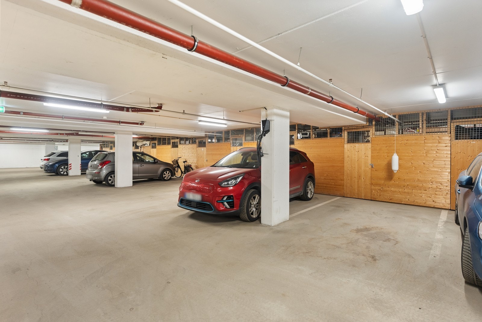 Parkeringsplass og bod i kjeller følger. Galleribilde