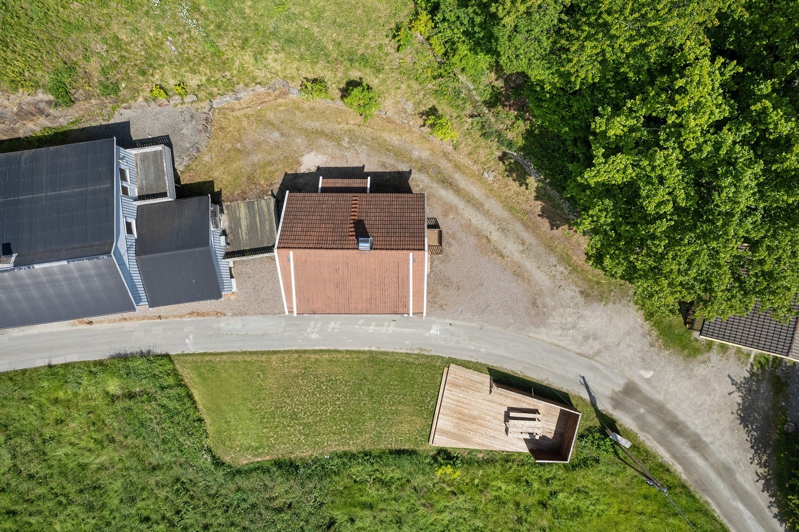 Innkjørsel med plass til flere biler Galleribilde