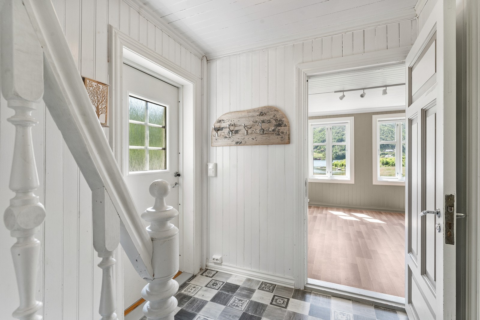 Inngangspartiet - Ved adkomst har man inngang til bad rett frem og stue på venstre side Galleribilde