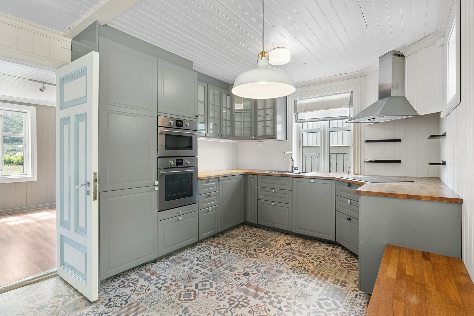 Fra spisestuen er det inngang til kjøkkenet Galleribilde