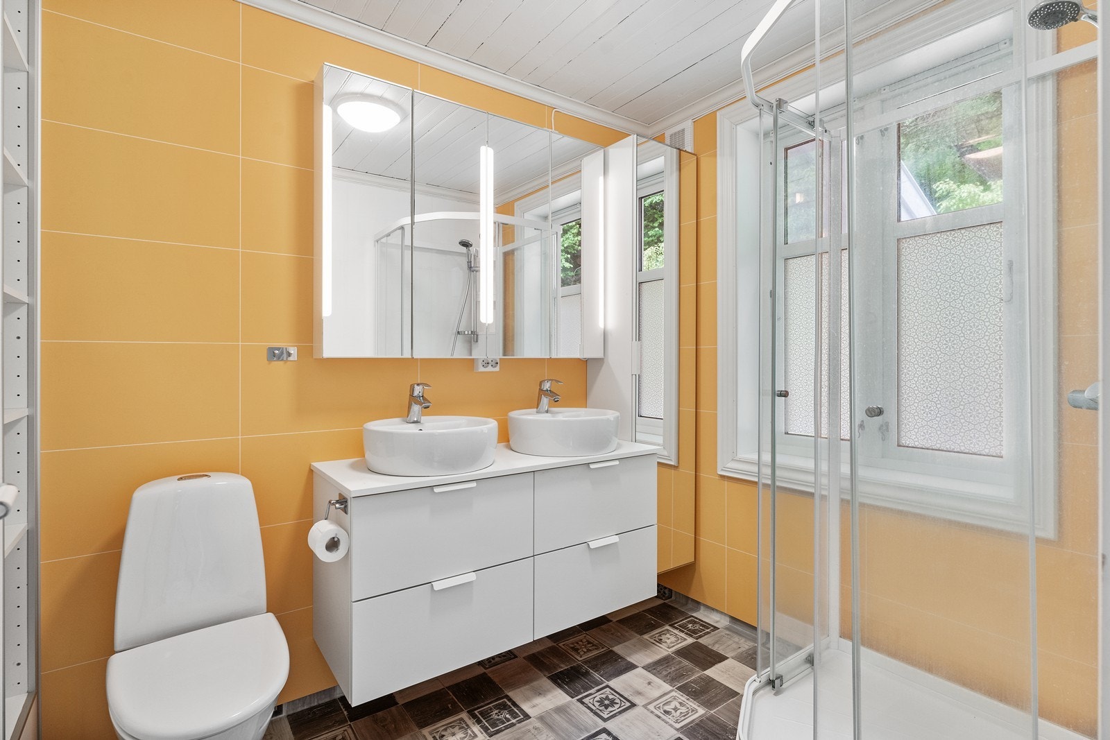 Skapplass på venstre side - Dobbel servant - frittstående toalett Galleribilde