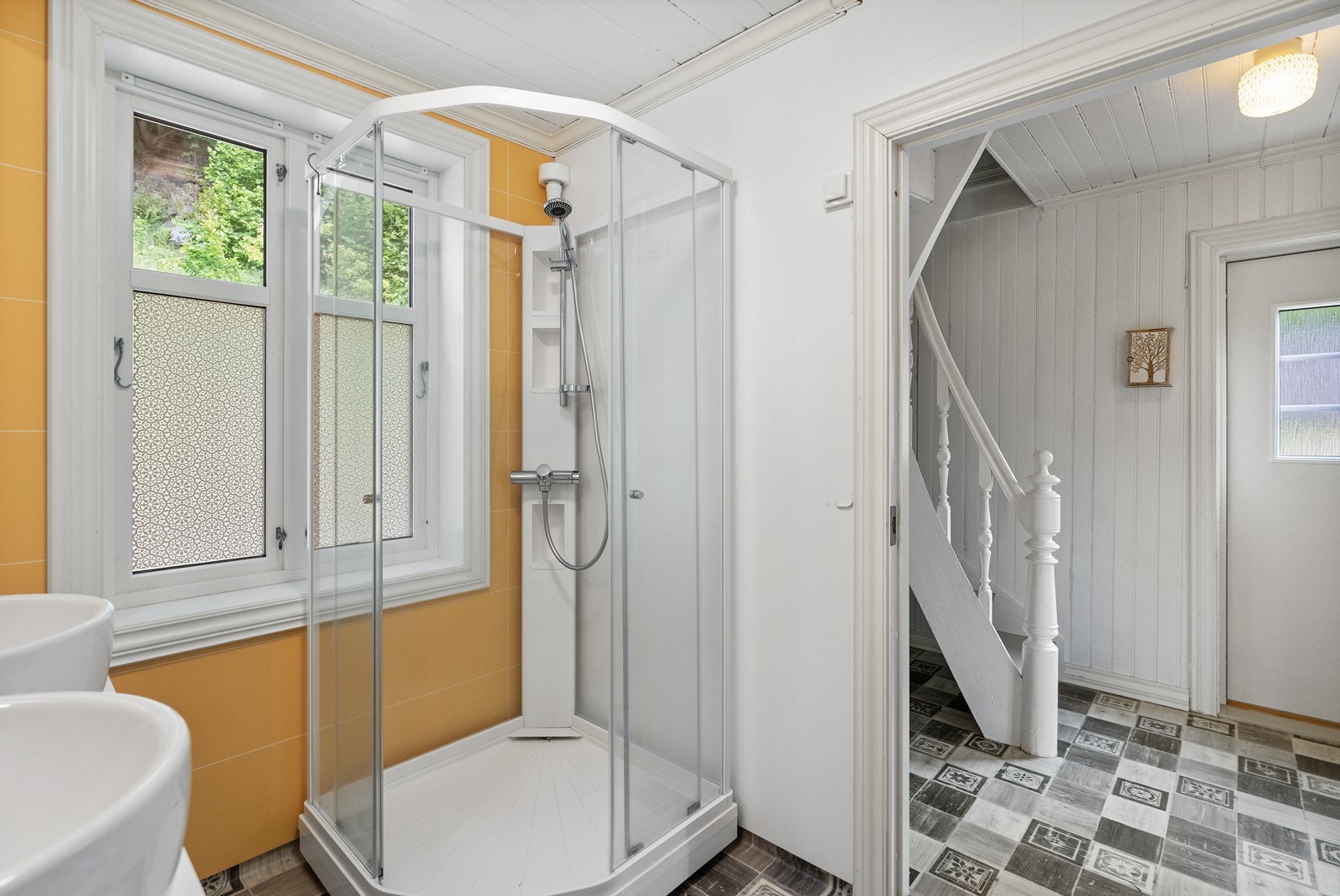 Badet - Belegg på gulv - Fliser på vegg - Dusjkabinett Galleribilde