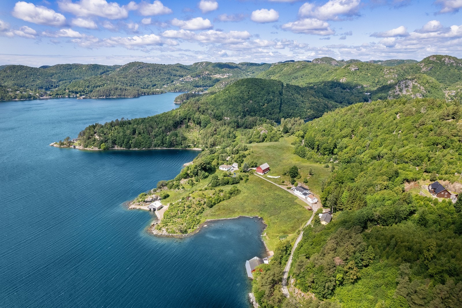 Oversiktsbilde over området - veien foran boligen er en blindvei som fører til 1 bolig og 2 hytter Galleribilde