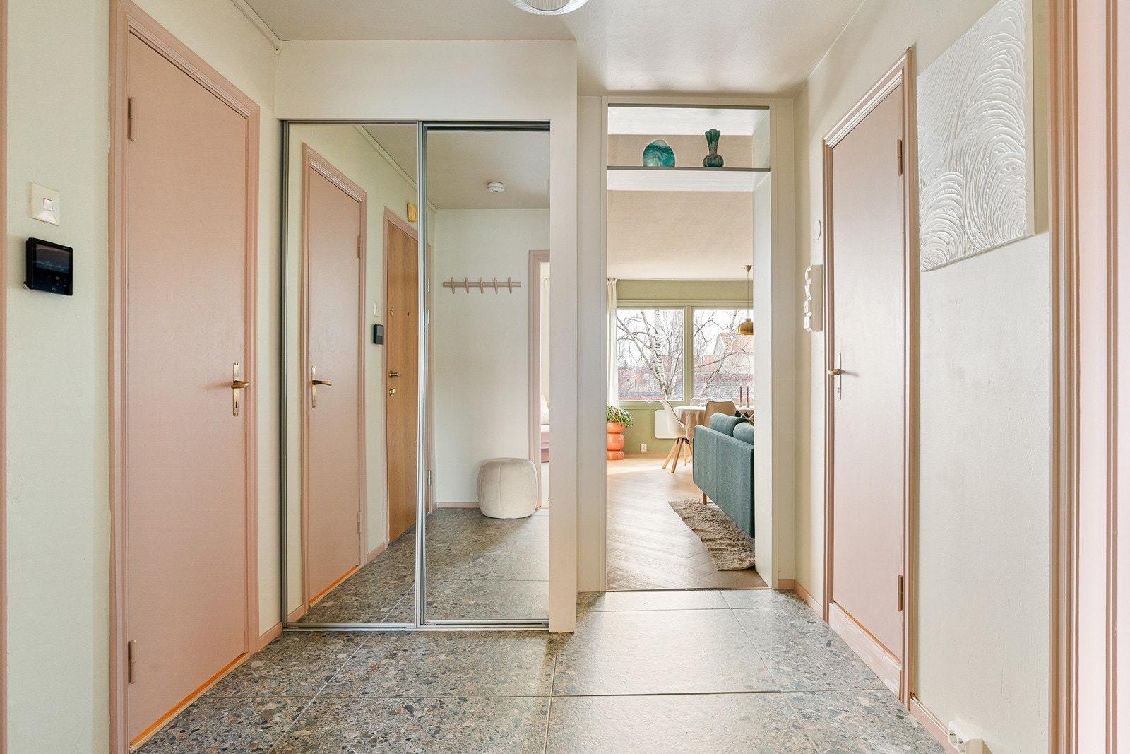 Entré med lekre 60x60 cm terrazzofliser på gulv og skyvedørsgarderobe. Elektriske varmekabler i gulv gir god komfort i hverdagen Galleribilde