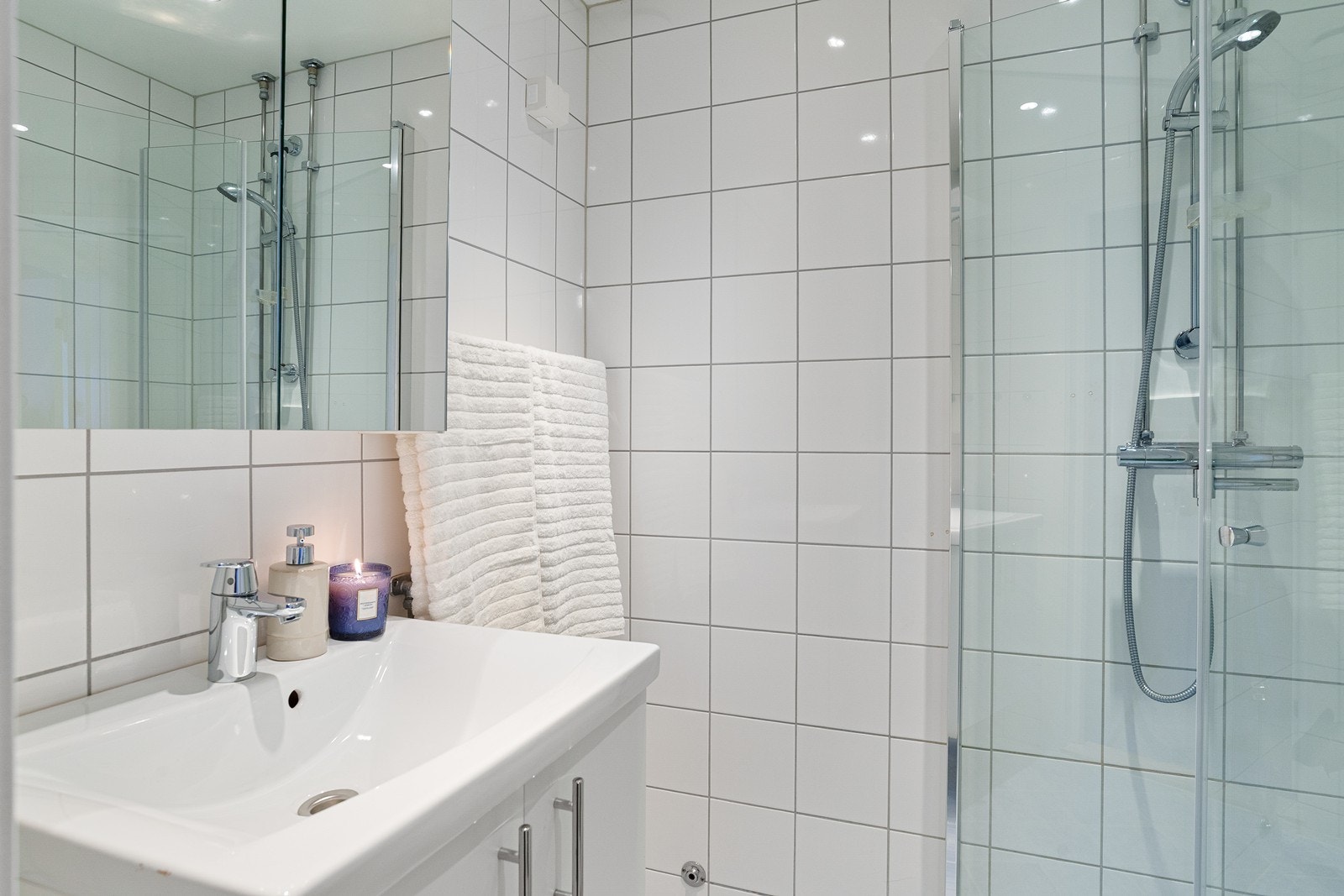Badet er innredet med dusjhjørne (nye dører i 2026), baderomsinnredning og speilskap Galleribilde
