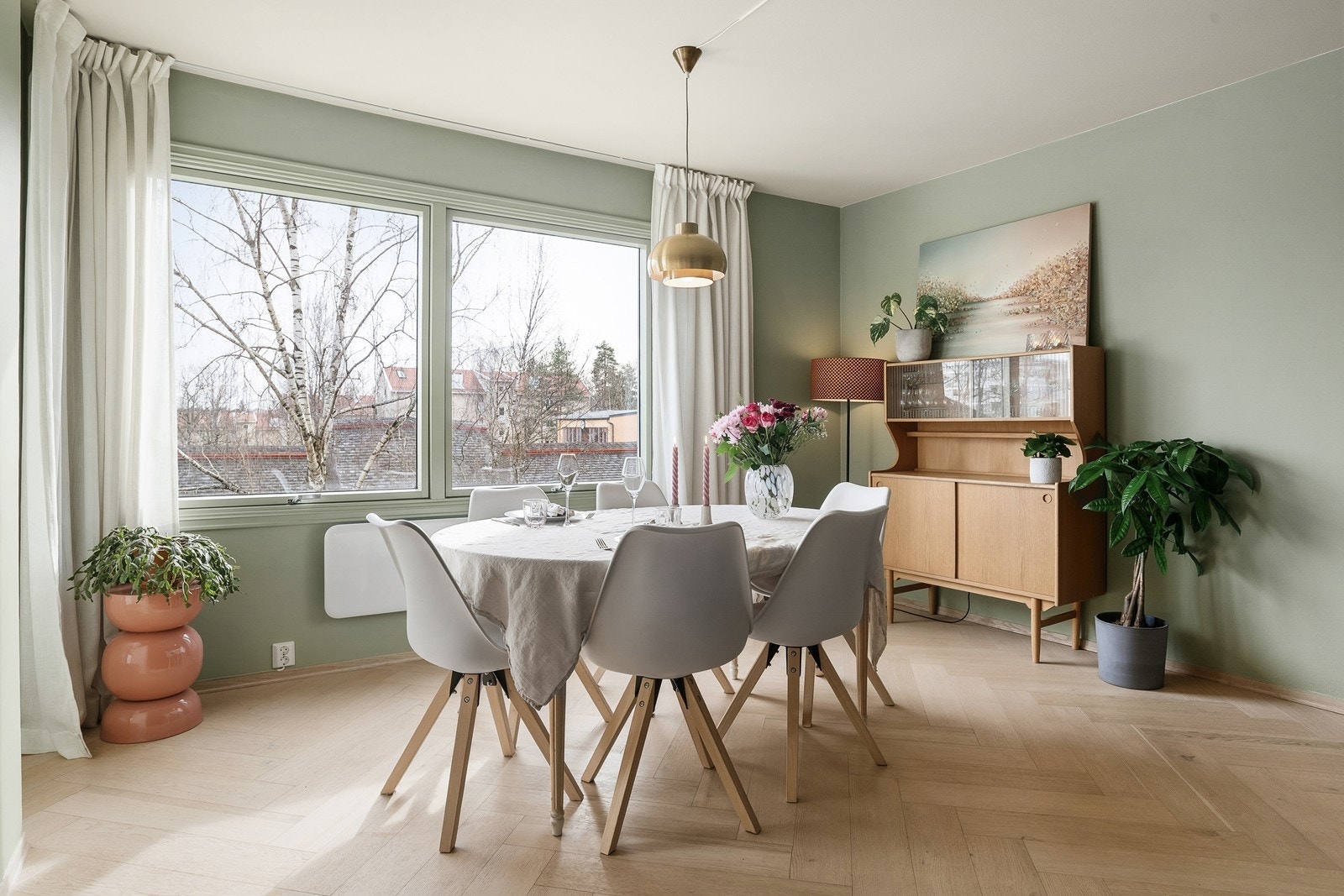 Pent oppusset toppleilighet med usjenert beliggenhet, sydvendt balkong og svært gode lysforhold Galleribilde