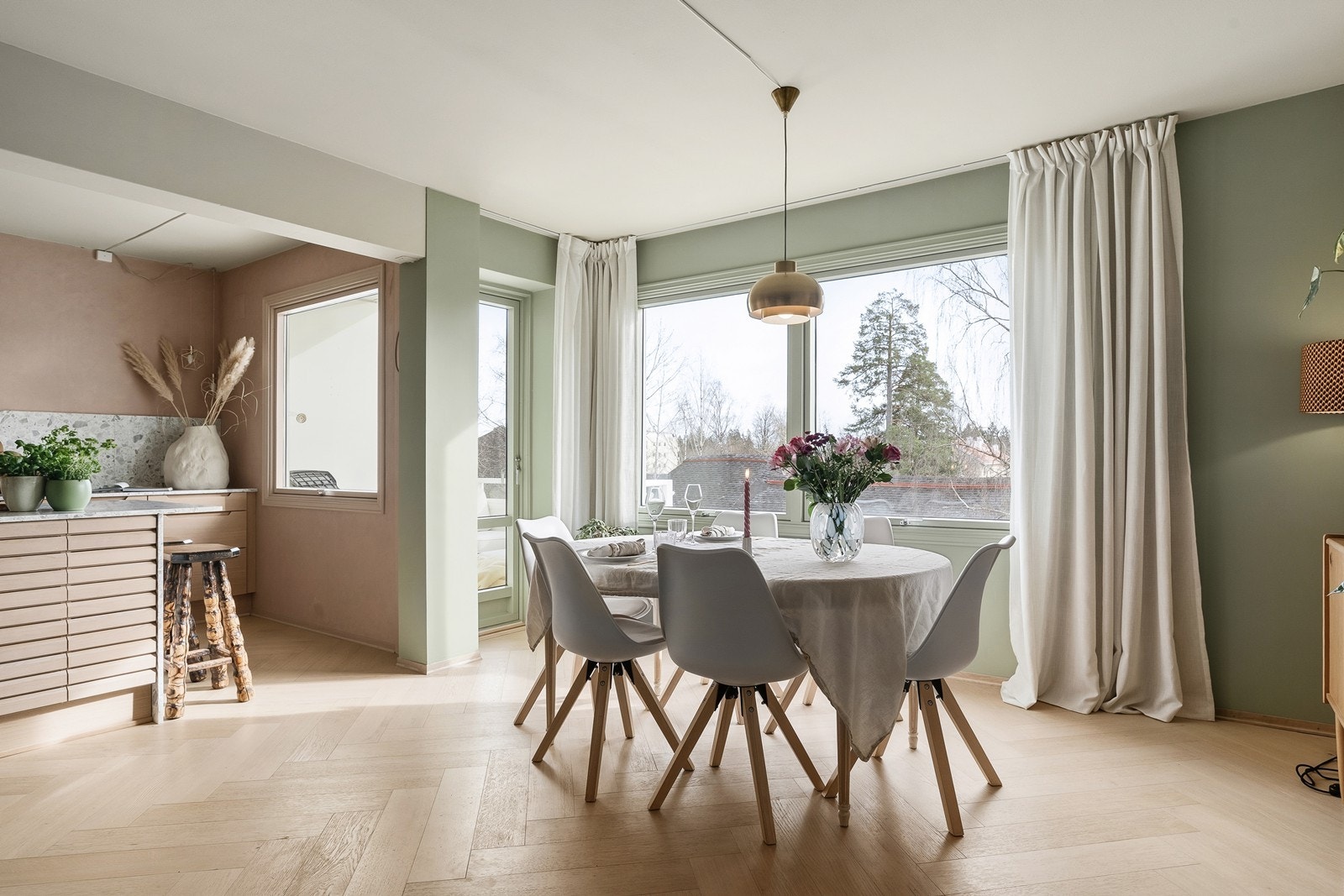 Leiligheten har en usjenert beliggenhet og får rikelig med naturlig lysinnslipp fra store vindusflater Galleribilde