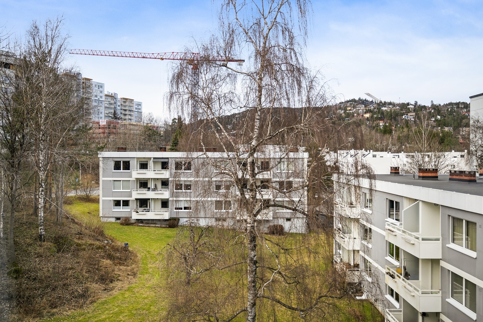 Soverommene er plassert på byggets lune side, og beliggenheten i toppetasjen gjør at leiligheten oppleves godt skjermet med lite innsyn Galleribilde