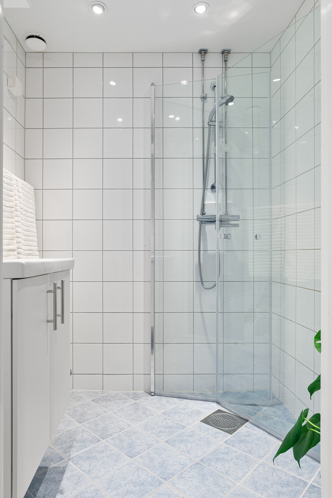 61badHelfliset bad fra 2013 med varmekabler i gulv og downlights i himling Galleribilde
