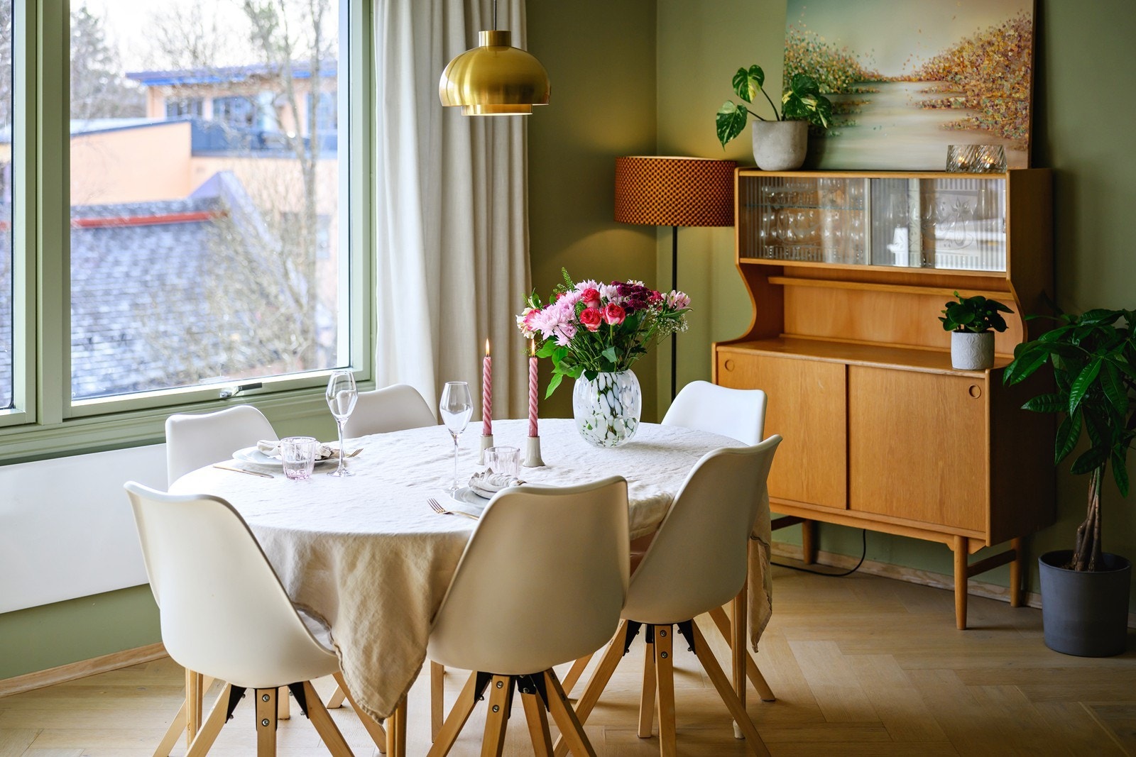 Stuen er romslig og har gode møbleringsmuligheter for sofagruppe, spisebord, samt medie- og oppbevaringsmøblement Galleribilde