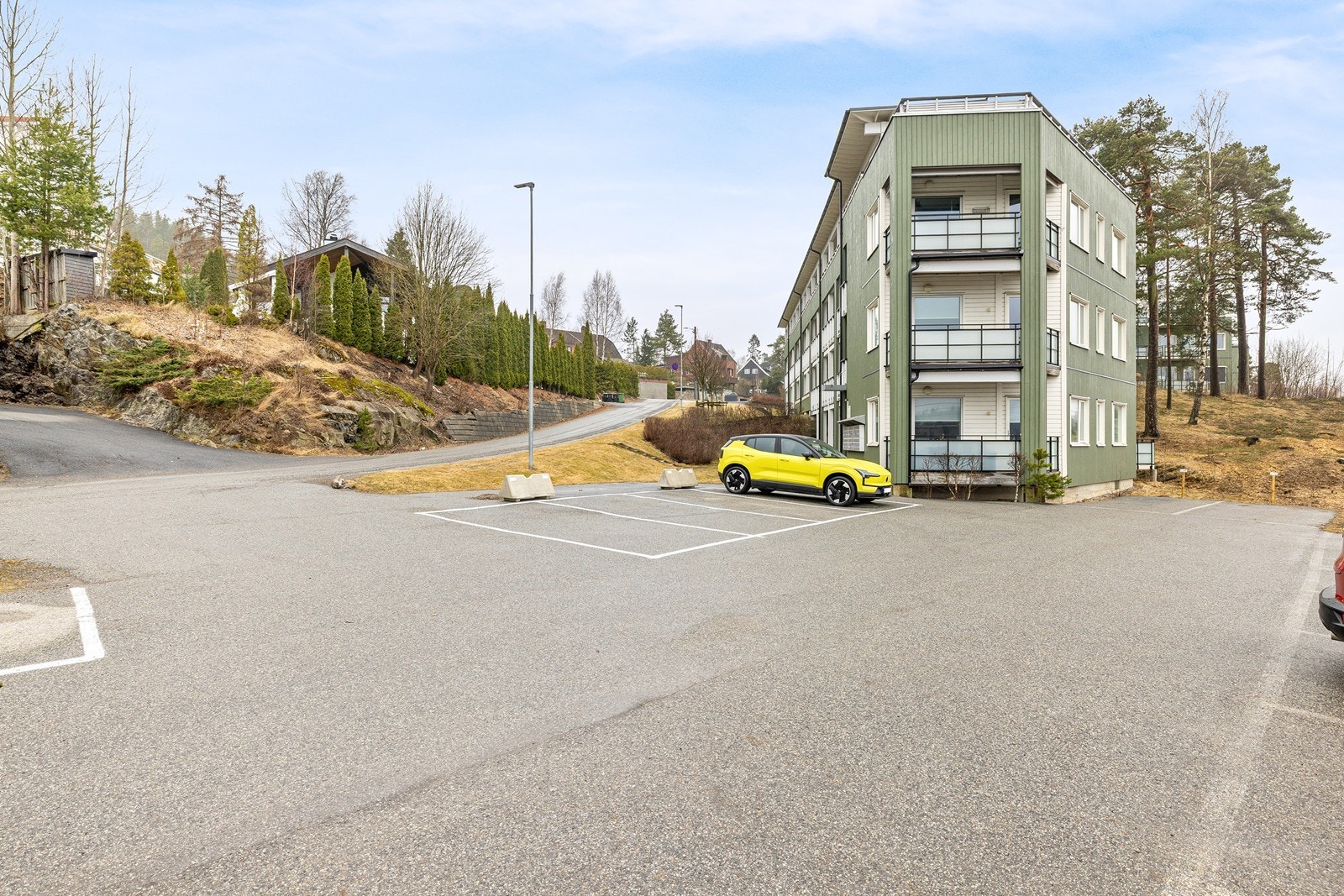 I tillegg disponeres en utvendig parkeringsplass, samt en kjellerbod. Galleribilde