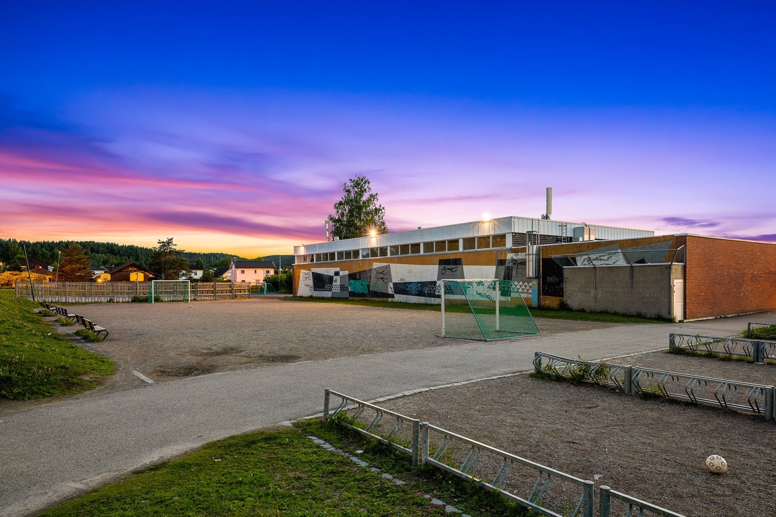 Skjetten svømmehall og ballplass ved Skjetten barneskole. Galleribilde