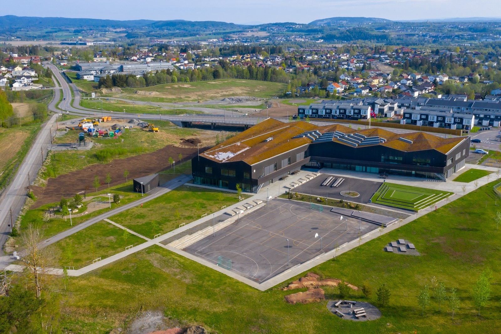 Bråtejordet skole ligger ca.1 km fra eiendommen. Galleribilde