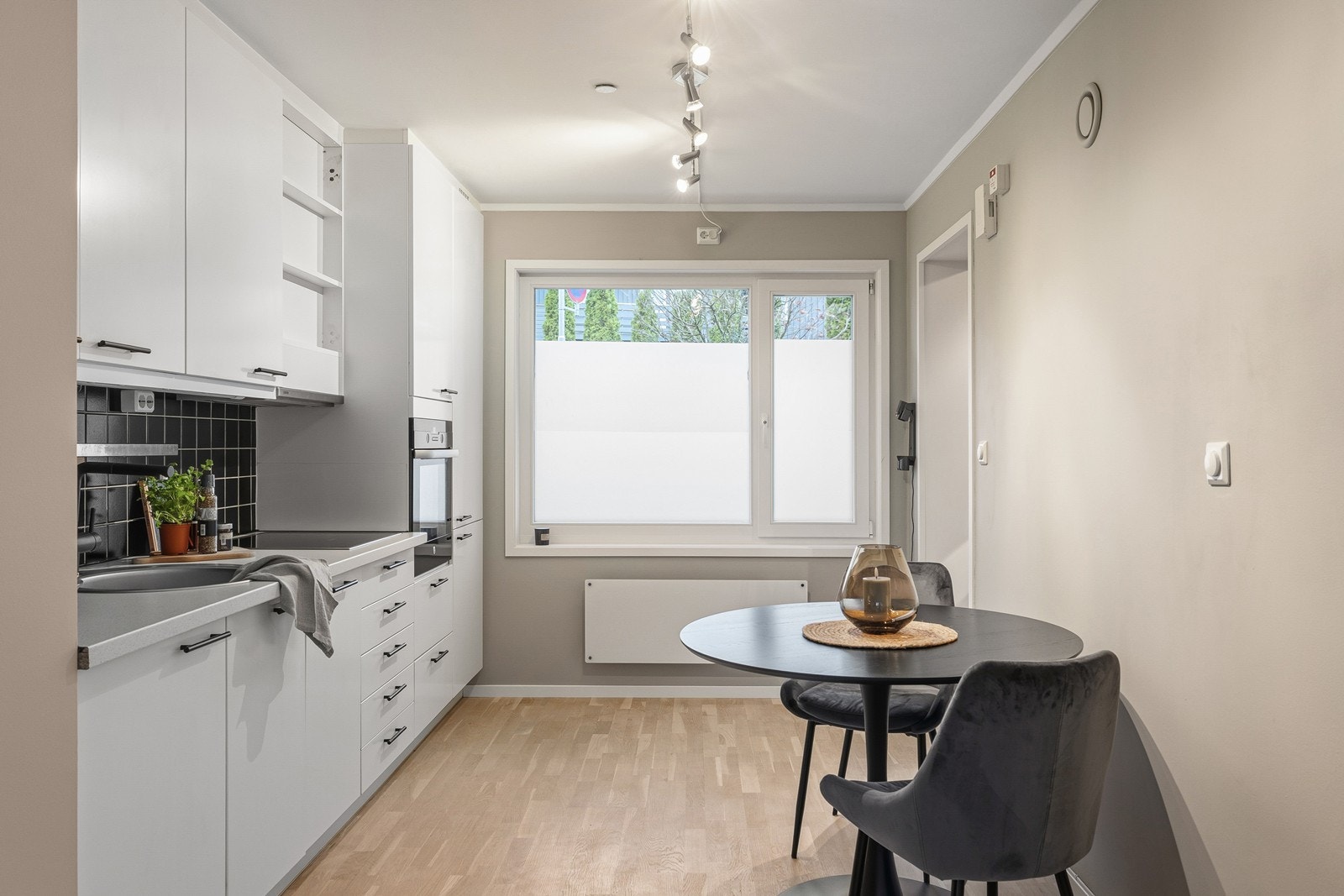 Det er satt inn integrerte hvitevarer som oppvaskmaskin, kjøle-/fryseskap, stekeovn og nedfelt platetopp. Galleribilde