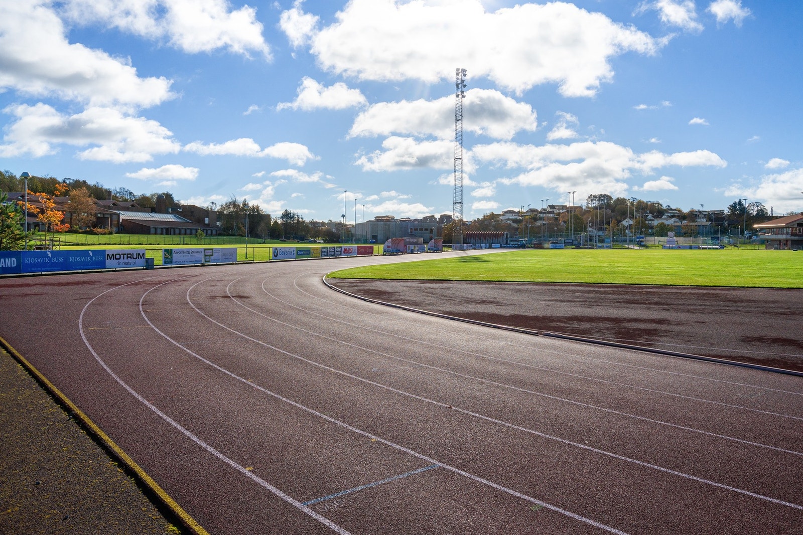 Flotte aktivitetsfasiliteter i nærområdet med blant annet løpebane og gode treningsmuligheter Galleribilde