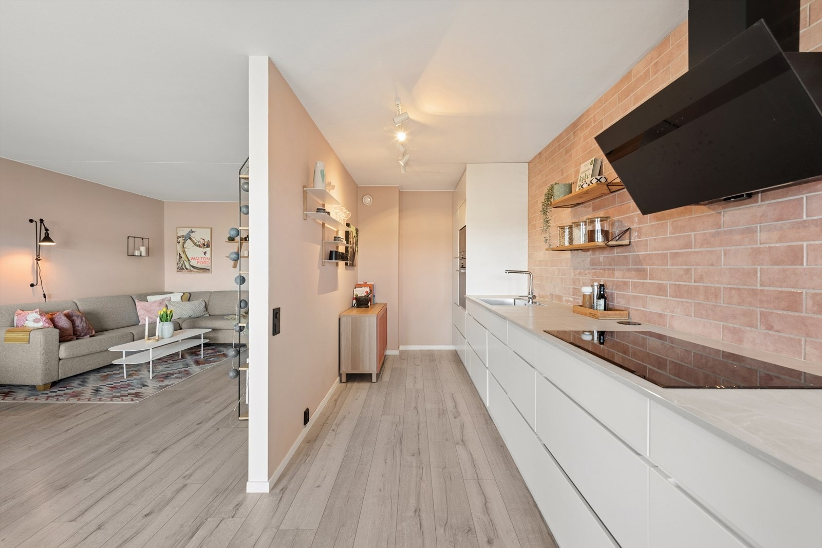 Kjøkkenet har en delvis åpen løsning mot stue og spisestue, noe som gir en luftig og sosial romfølelse. Galleribilde