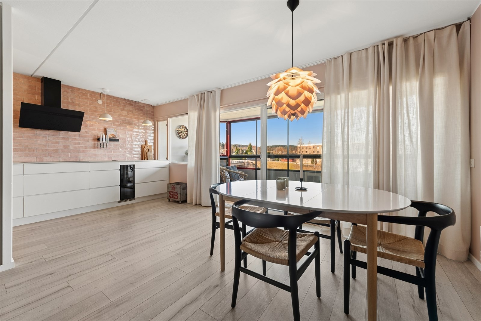 Fra stuen er det direkte utgang til en innglasset balkong med god utsikt. Galleribilde