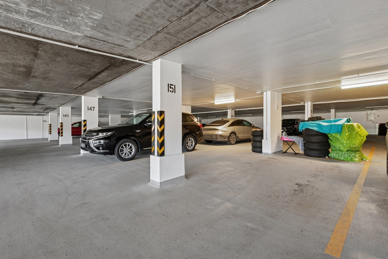 Felles garasjeanlegg gir praktisk og trygg parkering under tak. Galleribilde