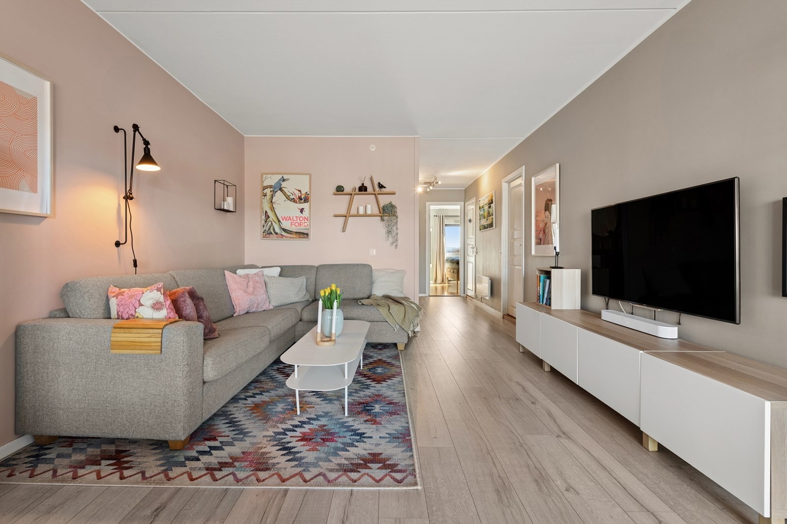 Fra stuen er det direkte tilgang til en romslig spiseplass i tilknytning til kjøkkenet. Galleribilde