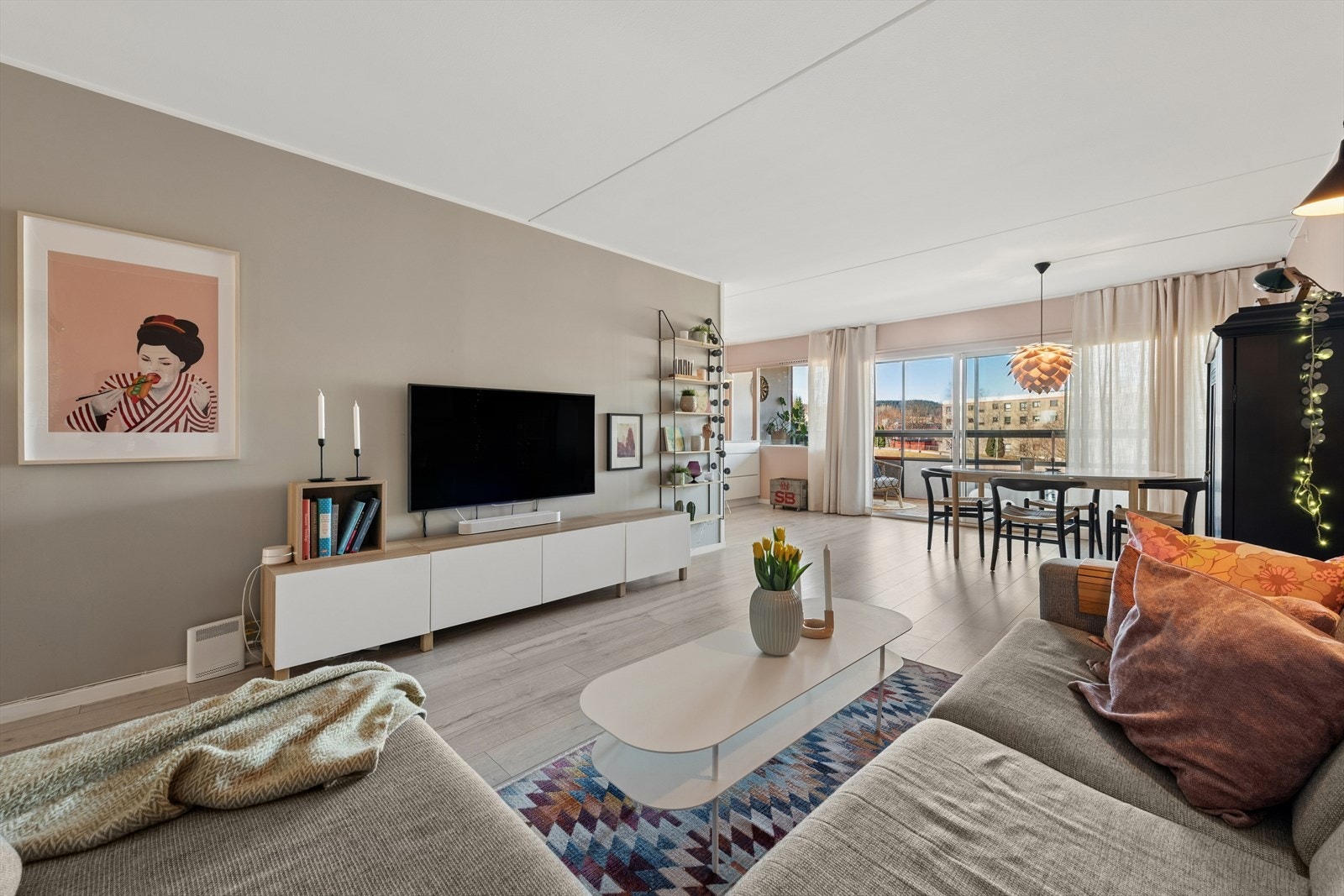 Line Benedikte Lundevik ved DNB Eiendom ønsker deg velkommen til Nordbyveien 209! Galleribilde