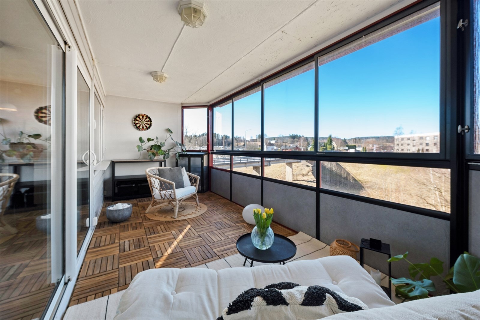 Romslig innglasset balkong med gode møbleringsmuligheter. Galleribilde