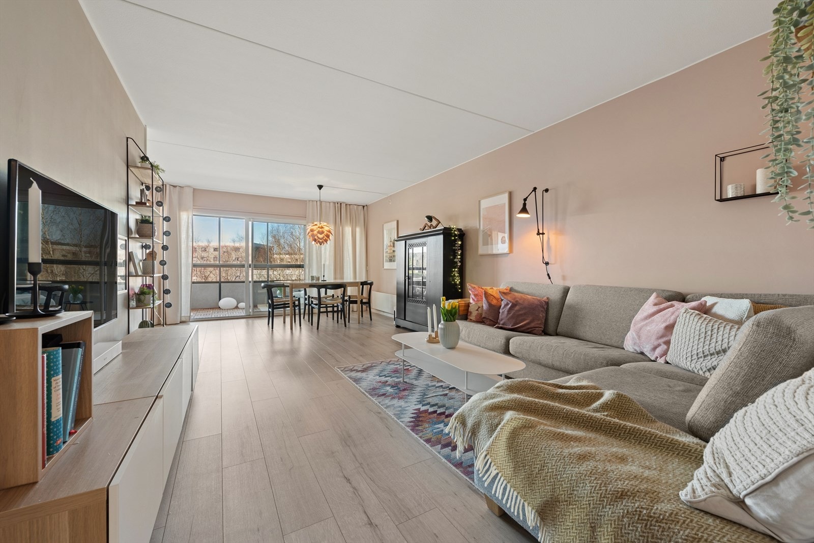 Spiseplassen har tilgang til naturlig lys gjennom store vinduer og ligger i forlengelse av kjøkkenet. Galleribilde