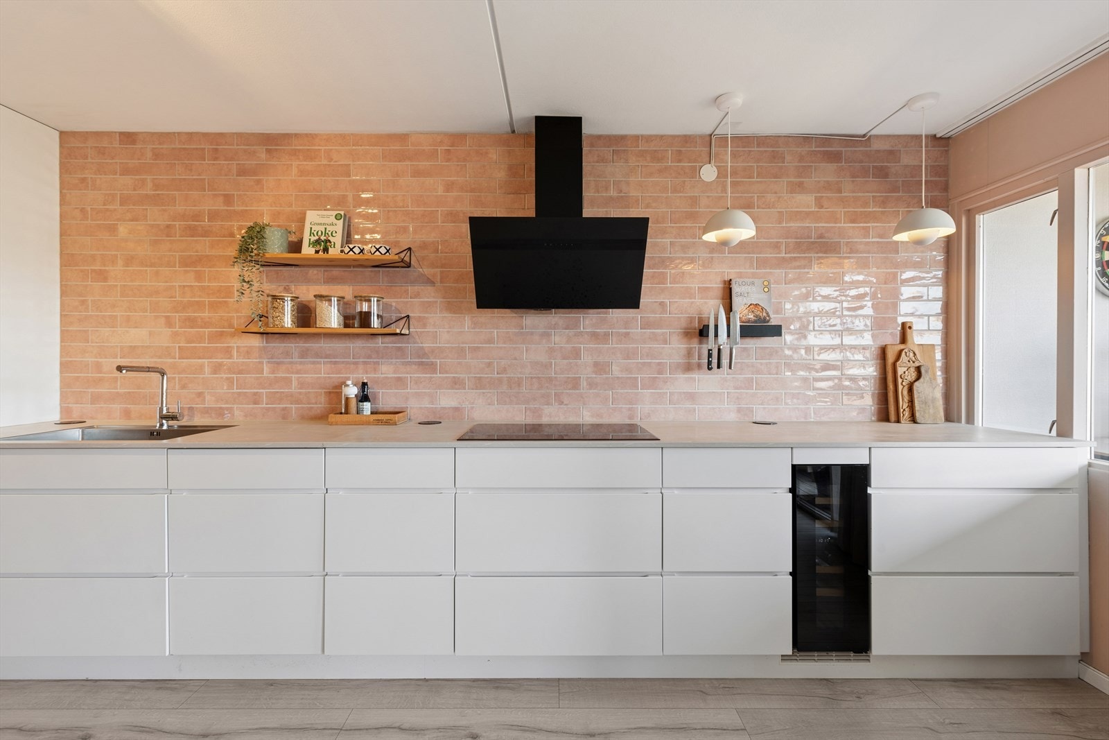 Hvitevarer som følger med er platetopp, stekeovn, oppvaskmaskin, kjøl/frys, vinskap og mikrobølgeovn. Galleribilde