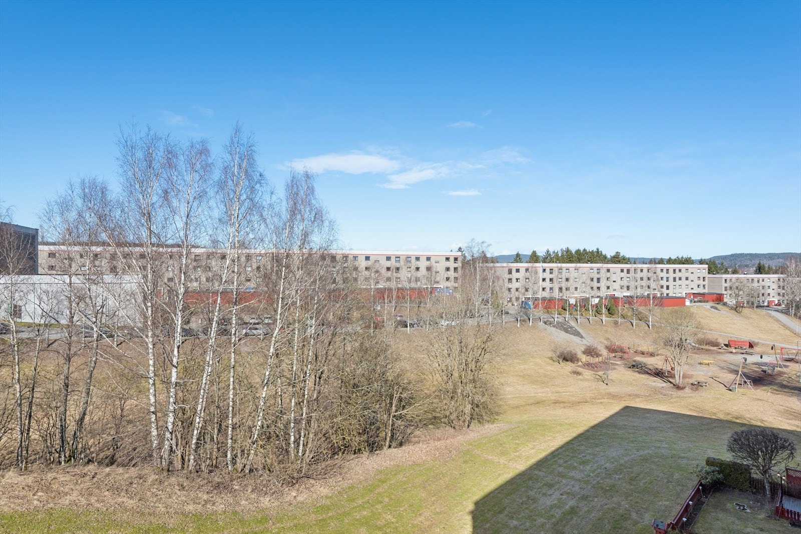 Fra balkongen kan man nyte flott utsikt over nabolaget. Denne leiligheten har en meget god intern beliggenhet. Galleribilde