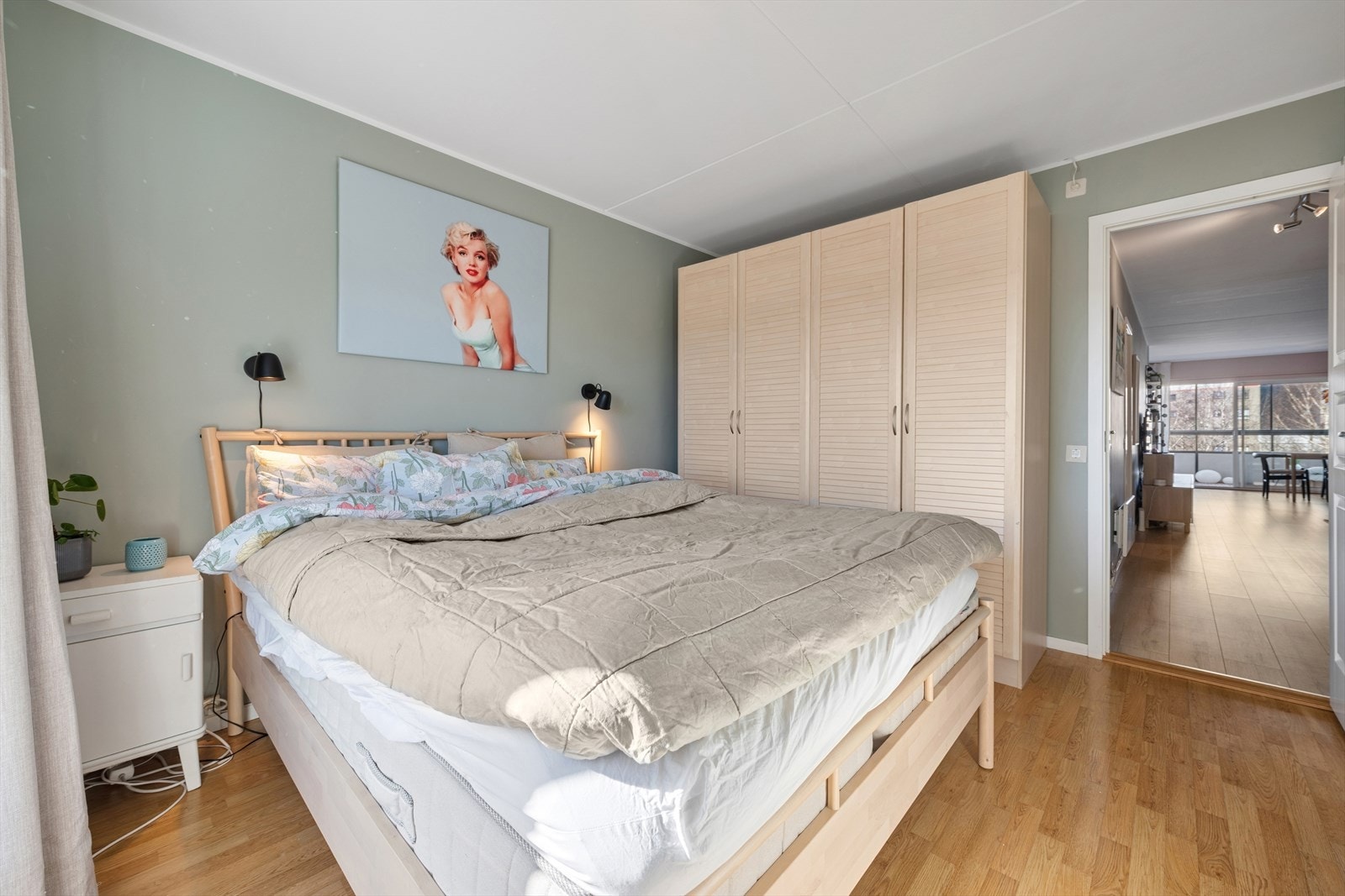 Hovedsoverommet har god størrelse og byr på romslig garderobeplass med faste skapløsninger. Galleribilde