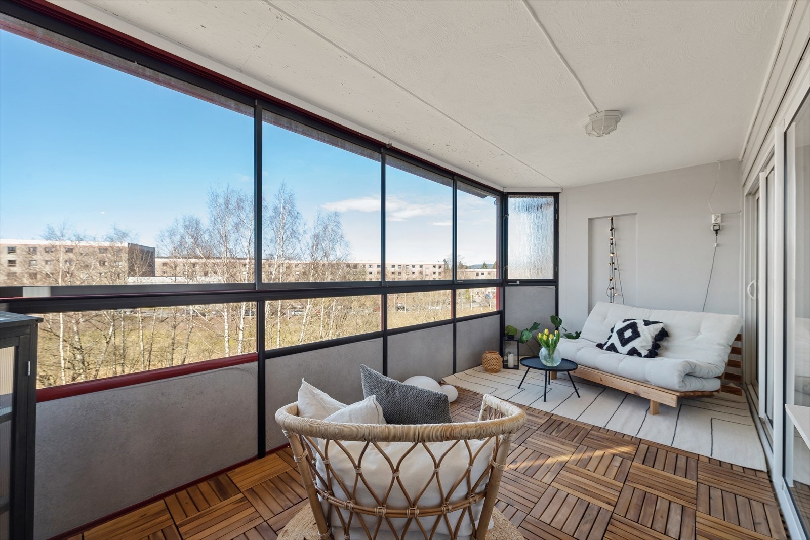 Balkongen er innglasset, noe som gir et skjermet uterom med utsikt til omgivelsene. Galleribilde