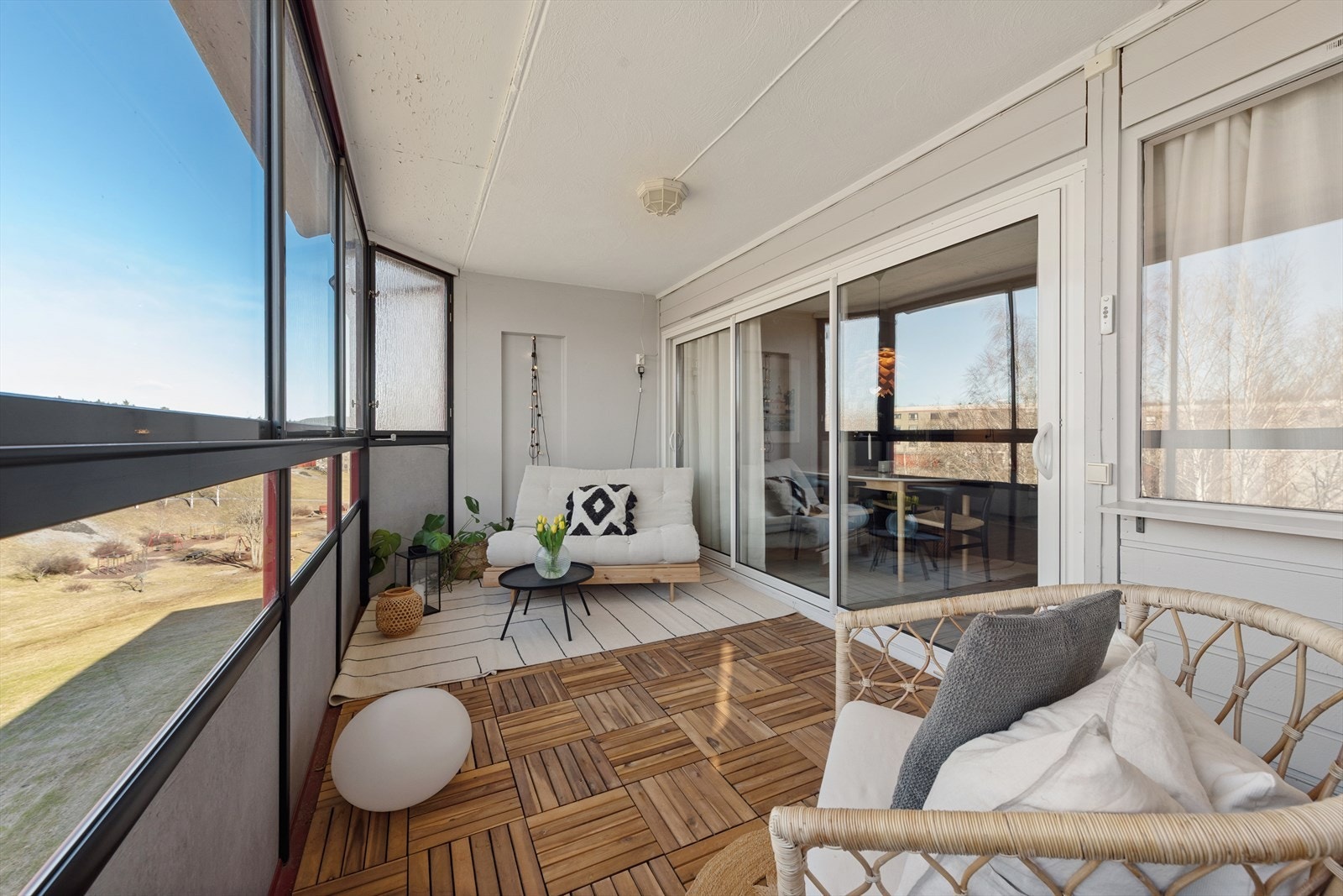 Innglasset balkong på 13 kvm med utgang fra stue. Dekket er av betong belagt med treheller. Galleribilde