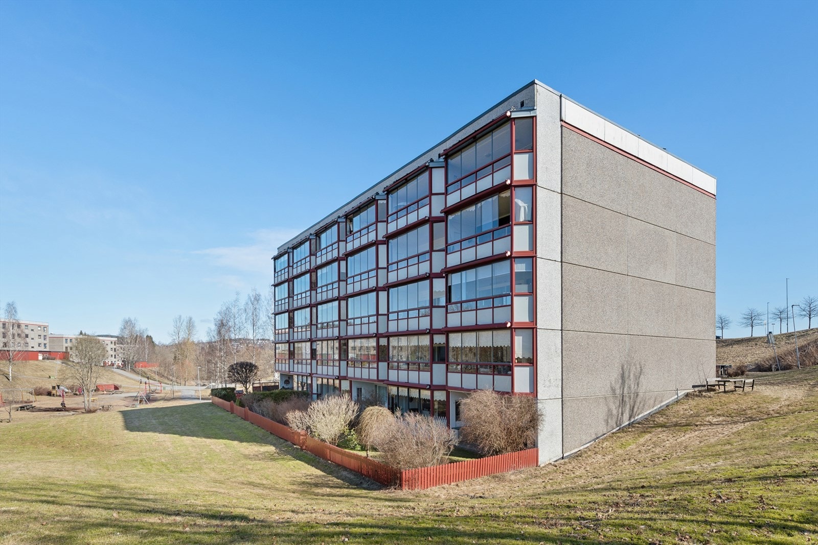 Bygget har innglassede balkonger med gode tilpasninger for utendørs bruk. Galleribilde