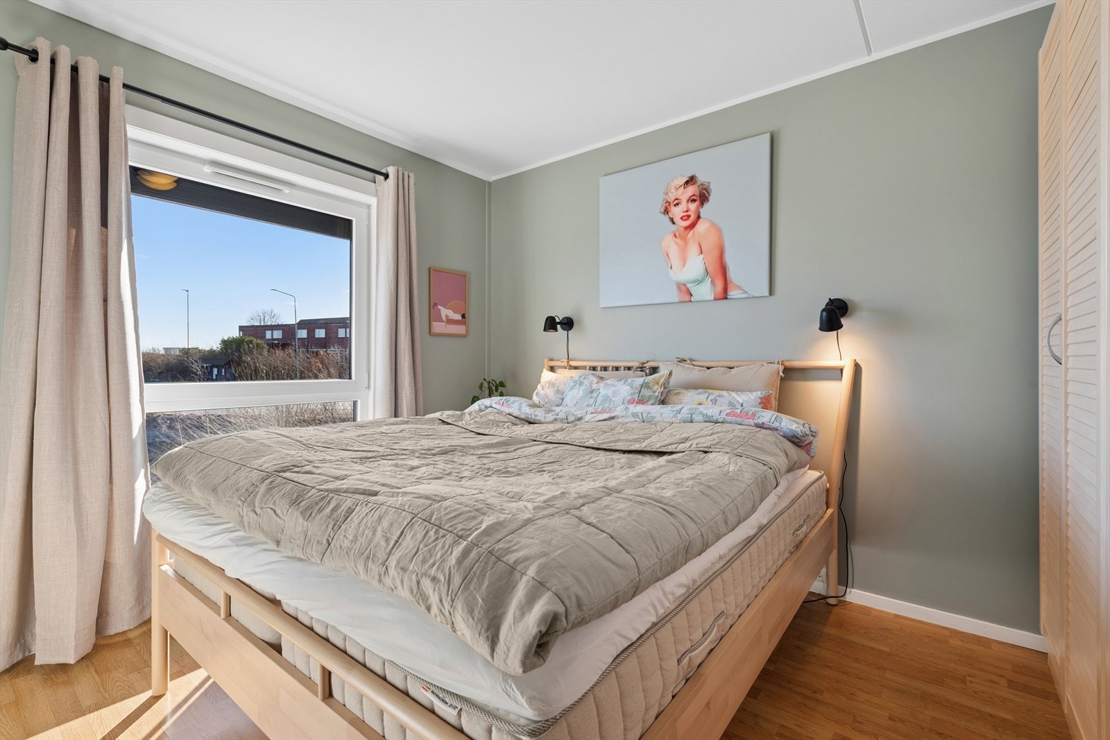 Leiligheten har tre gode soverom, alle med fine lysforhold og plass til ønsket møblering. Galleribilde